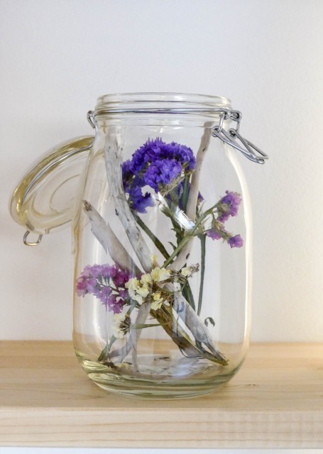 barattolo in vetro con all'interno fiori secchi colorati come elemento di decoro in mansarda