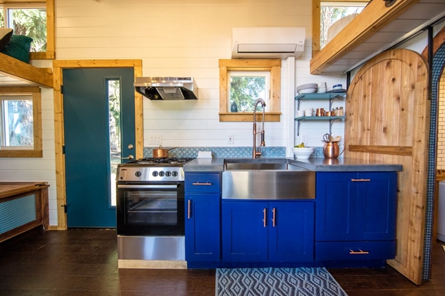 cucina blu moderna piccola casa
