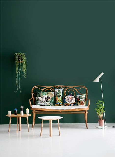 Colore delle pareti: un verde scuro abbinato con elementi naturali