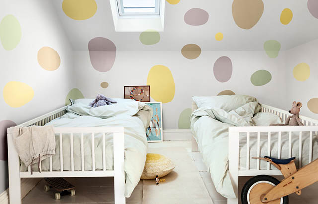 la tendenza casa è il colore heartwood per la camera dei bimbi con dei colorati ovali
