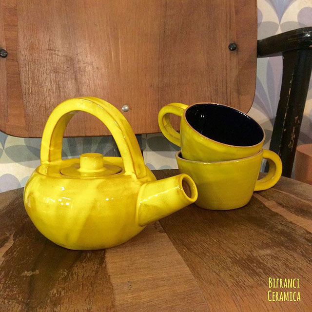 teiera e tazze gialle in ceramica di bifranci per la casa d'autunno