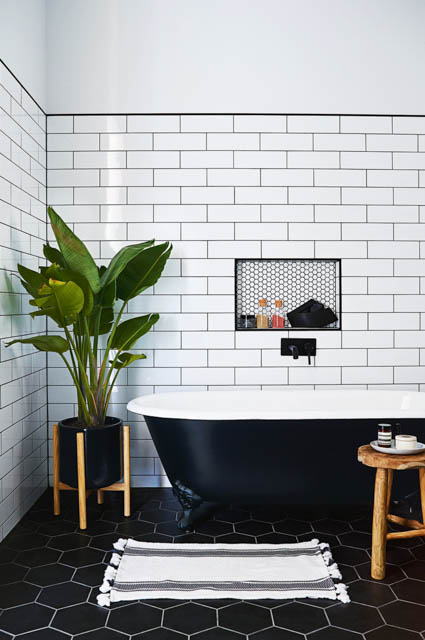 tendenza bagno stile scandinavo rubinetteria nera con sgabello e porta piante in legno