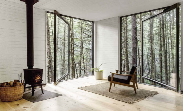 grandi vetrate e tanto legno in questa minimal home nel bosco