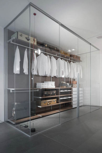 cabina armadio creata con l'uso di pareti divisorie in vetro