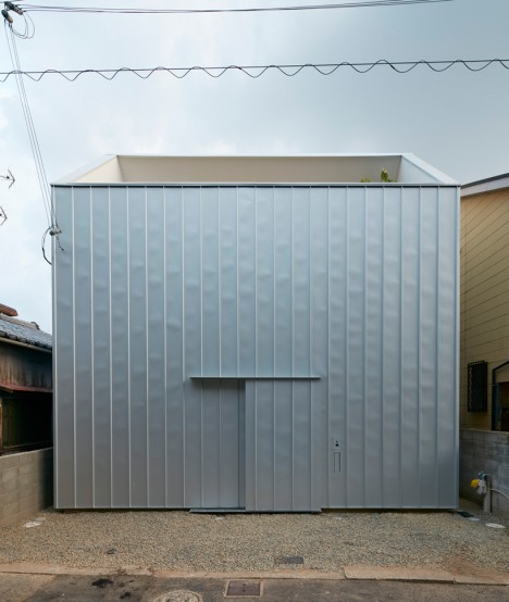 facciata moderna di una casa giapponese in collina