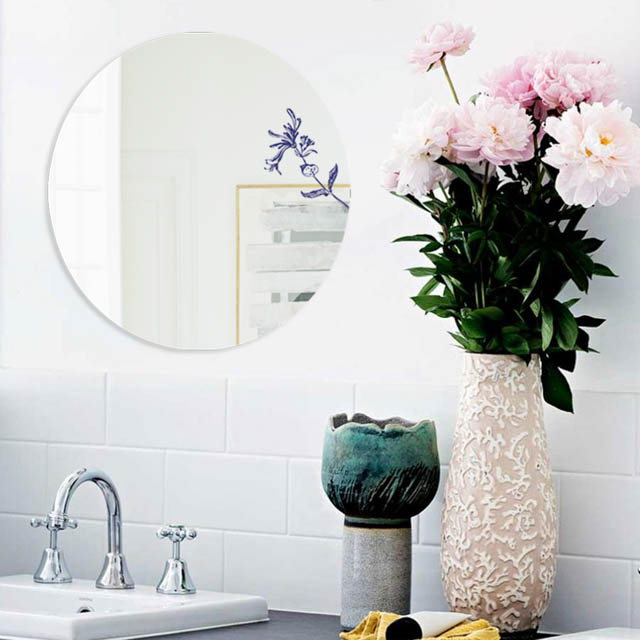 decorare con gli specchi la parete del bagno
