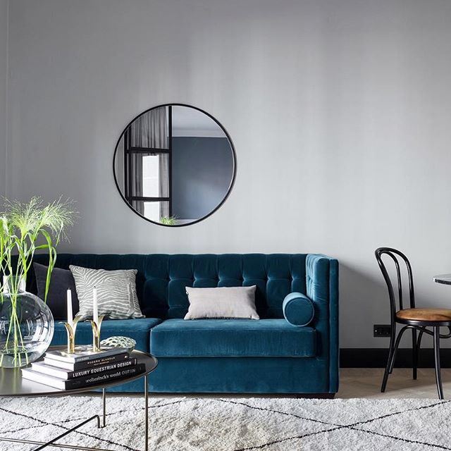 sofisticato divano blu in velluto