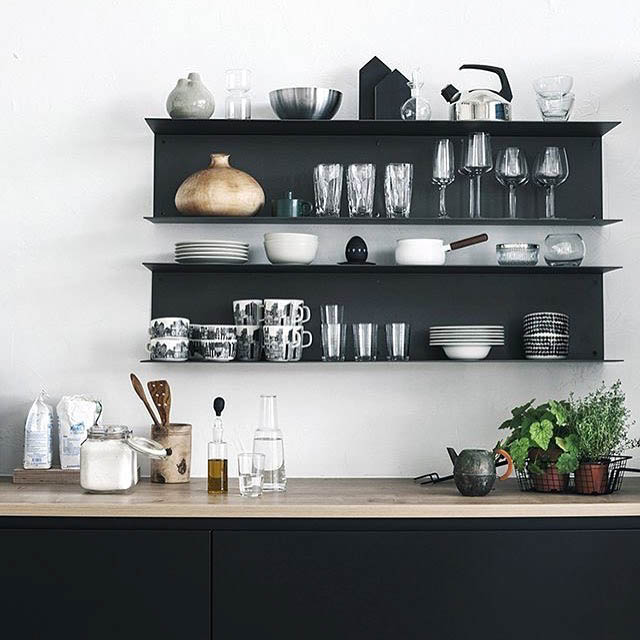 cucina nera con mensole in metallo nere
