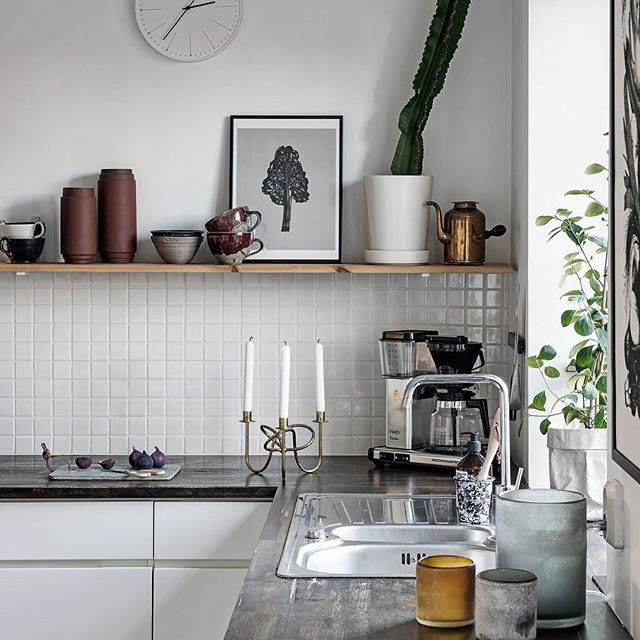 cucina moderna con mensola in legno a vista