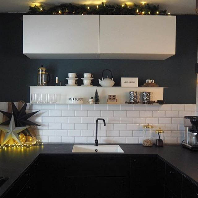 cucina moderna nera con mensola in metallo bianca