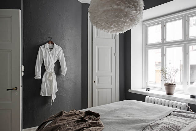 camera da letto con parete grigia