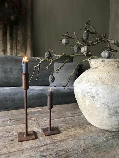 vaso e tavolino in materiali naturali stile wabi sabi