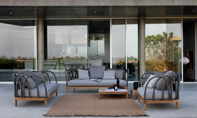 terrazzo con poltrona e divano di design in teak