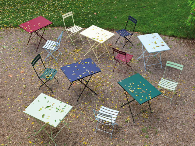 tavolino e sedie in ferro battuto colorati