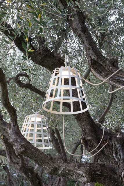 lampada design da esterno a sospensione su un albero