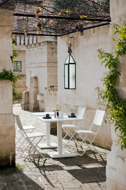 esterno di una residenza con tavolo e sedie bianche